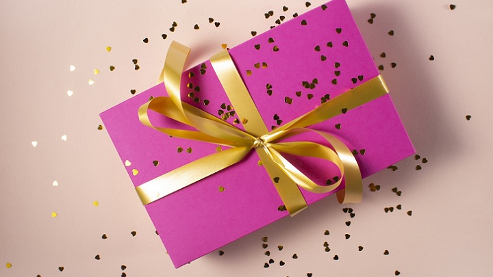 caja-de-regalo-de-color-rosa